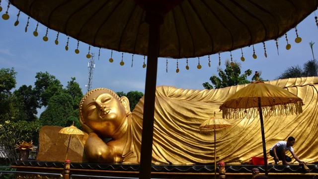 Umat Buddha menggelar ritual mencuci patung Buddha tidur di area Maha Vihara Mojopahit Bejijong, Trowulan, Mojokerto, Jawa Timur, Jumat (17/5/2019). Foto: ANTARA FOTO/Syaiful Arif