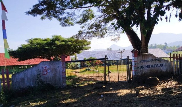 Salah satu sekolah di Dompu yang letaknya dekat dengan perkebunan jagung warga. Foto: Ilyas Yasin/Info Dompu