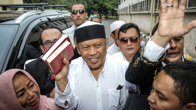 Politikus PAN Eggi Sudjana (tengah) bersiap menjalani pemeriksaan di Dirkrimum Polda Metro Jaya, Jakarta, Senin (13/5/2019). Foto: ANTARA FOTO/Jaya Kusuma