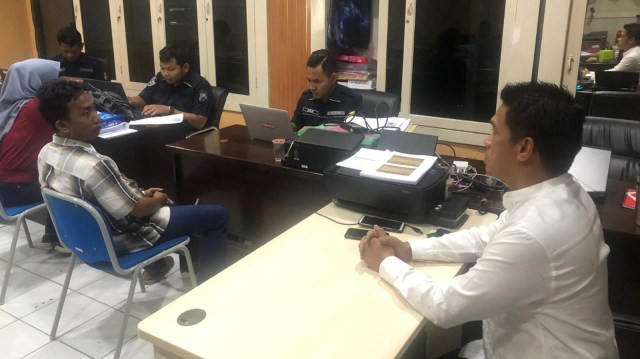 Guru honorer di Jawa Timur (kemeja kotak-kotak, tengah) ditangkap karena ujaran kebencian terhadap presiden dan ajakan makar. Foto: dok. istimewa