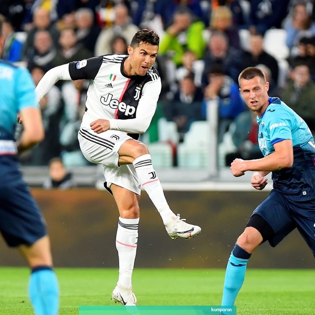 Pemain Juventus dan Atalanta berduel. Foto: REUTERS/Massimo Pinca