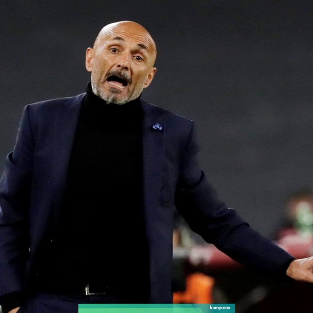 Spalletti saat memberikan instruksi di laga Napoli vs Inter. Foto: REUTERS/Ciro De Luca
