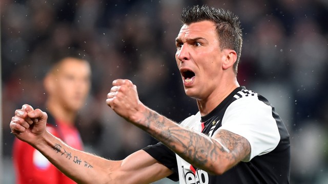 Selebrasu pemain Juventus Mario Mandzukic usai mencetak gol ke gawang Atalanta di stadion Allianz, Turin. Foto: REUTERS / Massimo Pinca