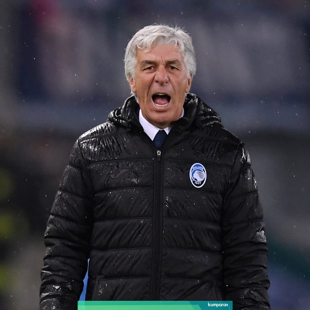 Gasperini saat memberikan instruksi kepada para pemain Atalanta. Foto: REUTERS/Alberto Lingria