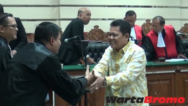 Setiyono, Wali Kota Pasuruan nonaktif, usai jalani sidang putusan di Pengadilan Tipikor Surabaya, Senin (13/5/2019).