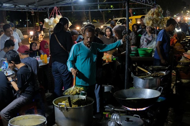 Tukang masak atau chef Nasi Madura sedang mengangkat daging babat dari dandang. Ramainya pembeli, ia tetap tenang menjalani tugas sebagi tukang masak. (Dok Suroboyo Mbois) 