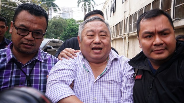 Juru Bicara BPN, Lieus Sungkharisma (tengah) saat menuju Polda Metro Jaya. Foto: Jamal Ramadhan/kumparan