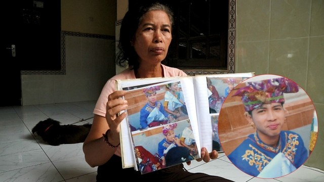 Ibu korban menunjukkan foto anaknya yang meninggal gara-gara Rabies (kanalbali/KR7)