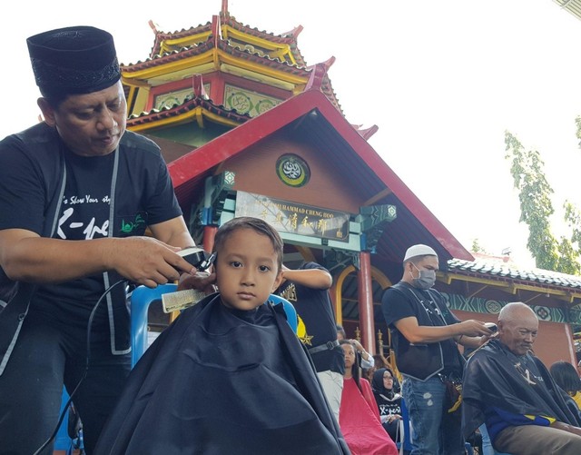 Muhammad Habibi, salah satu peserta potong rambut gratis di Masjid Cheng Ho, Surabaya (20/5). Foto: Windy Goestiana/Basra.
