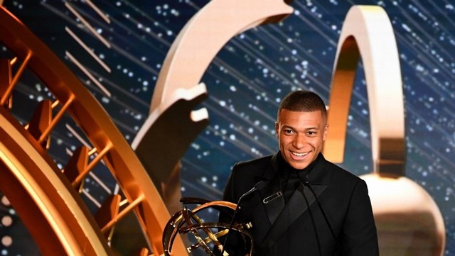 Kylian Mbappe ketika menerima penghargaan Pemain Terbaik Ligue 1 musim 2018/2019. Foto: FRANCK FIFE / AFP