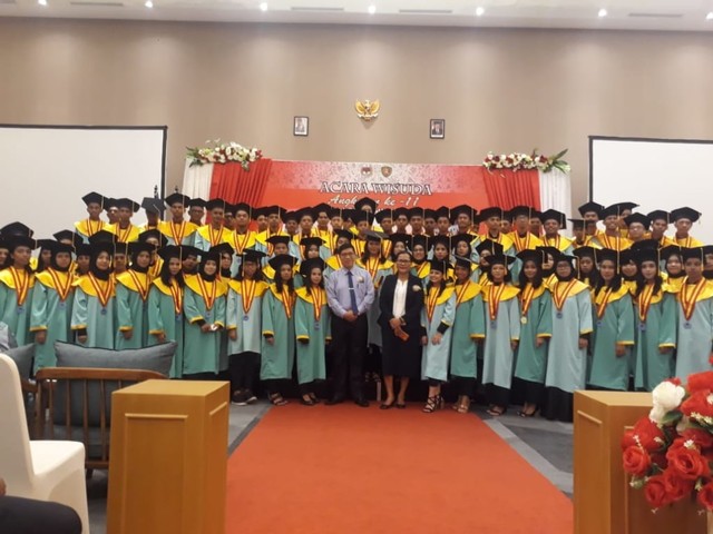 Foto bersama Wisudawan bersama Kadis Pendidikan dan Kebudayaan Maluku dan Kepala SMA Negeri Siwalima Ambon. (20/5). Dok : Lentera Maluku
