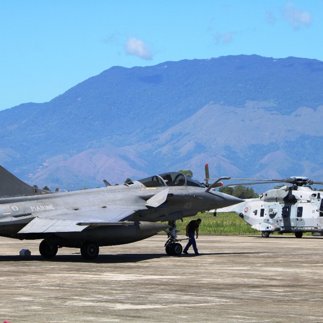 Jet tempur angkatan laut Prancis jenis Dassault Rafale mendapat perbaikan dari teknisi Rafale di Apron Lanud Sultan Iskandar Muda, Aceh Besar. Foto: Pentak Lanud SIM