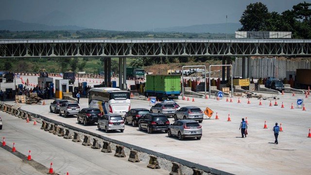 Suasana pembangunan Gerbang Tol (GT) Kalihurip Utama di Cikampek, Karawang, Jawa Barat, Senin (20/5). Foto: ANTARA FOTO/Aprillio Akbar