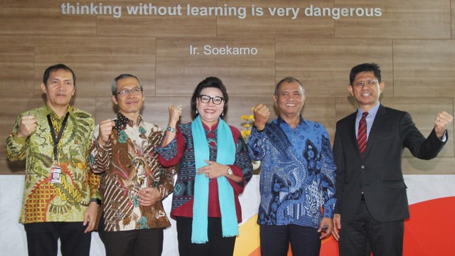 Ketua KPK Agus Rahardjo (kedua kanan) didampinggi Wakil Pimpinan KPK Basaria Panjaitan (tengah), Alexander Marwata (dua kiri), Saut Situmorang (kiri) dan Laode Muhammad Syarif (kanan). Foto: ANTARAFOTO/Reno Esnir