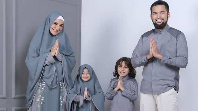 Baju lebaran keluarga Shireen Sungkar. Foto: Instagram @kataloggeraihawa