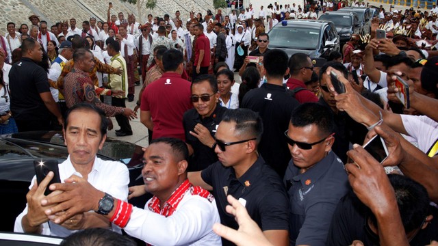Presiden Joko Widodo (kiri) berswafoto dengan warga yang hadir pada peresmian Bendungan Rotiklot di Belu, Atambua, NTT, Senin (20/5/2019). Foto: ANTARA FOTO/Yulius Satria Wijaya