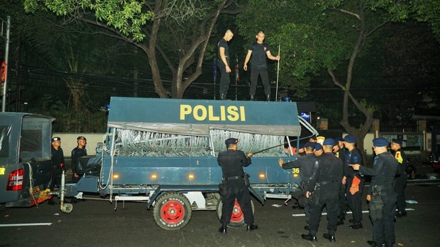 Polisi memasang kawat berduri di sekitar kantor KPU, Jakarta Pusat. Foto: Irfan Adi Saputra/kumparan