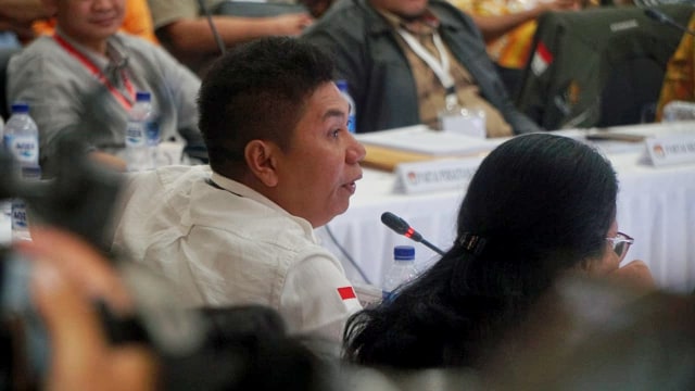 Ketua DPP Partai Demokrat Jansen Sitindaon menyampaikan pendapatnya di rekapitulasi hasil penghitungan suara di KPU. Foto: Irfan Adi Saputra/kumparan