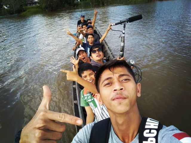 Kru film Jamban, film yang meraih juara 1 kumparan X YouTube Video Competition. Foto: Sutradara Amatir Studio