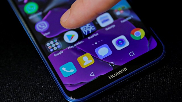 Ilustrasi ponsel Huawei. Foto: Reuters/Marko Djurica