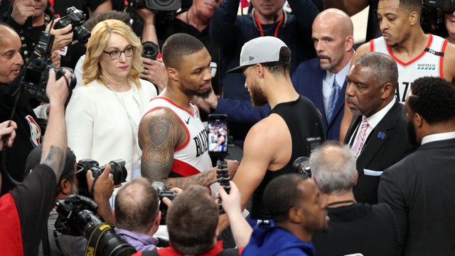 Stephen Curry dan Damian Lillard bersalaman usai gim keempat final Wilayah Barat. Foto: Jaime Valdez-USA TODAY Sports via Reuters