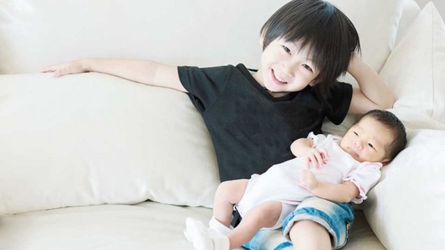 Mengatasi Rasa Cemburu Kakak pada Adik Barunya