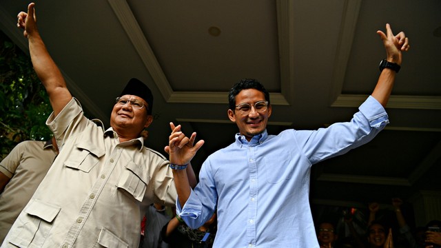 Calon Presiden dan Calon Wakil Presiden nomor urut 02 Prabowo-Sandi menyapa media seusai memberikan keterangan pers. Foto: Antara/Sigid Kurniawan