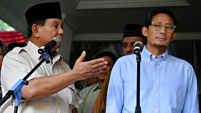 Calon Presiden dan Calon Wakil Presiden nomor urut 02 Prabowo Subianto dan Sandiaga Uno memberikan keterangan pers di kediaman Prabowo, Kertanegara. Foto: Antara/Sigid Kurniawan