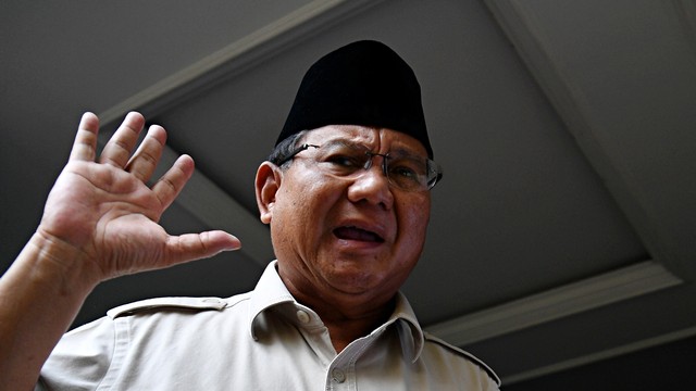 Calon Presiden Prabowo Subianto mendengarkan pertanyaan media saat memberikan keterangan pers di kediaman Prabowo, Kertanegara. Foto: Antara/Sigid Kurniawan