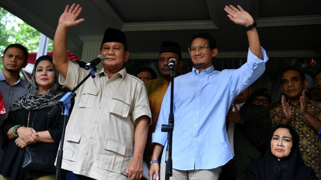 Calon Presiden dan Calon Wakil Presiden nomor urut 02 Prabowo Subianto dan Sandiaga Uno melambaikan tangan seusai memberikan keterangan pers. Foto: Antara/Sigid Kurniawan