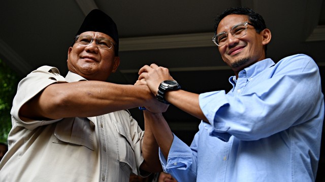 Calon Presiden dan Calon Wakil Presiden nomor urut 02 Prabowo Subianto dan Sandiaga Uno berjabat tangan seusai memberikan keterangan pers. Foto: Antara/Sigid Kurniawan