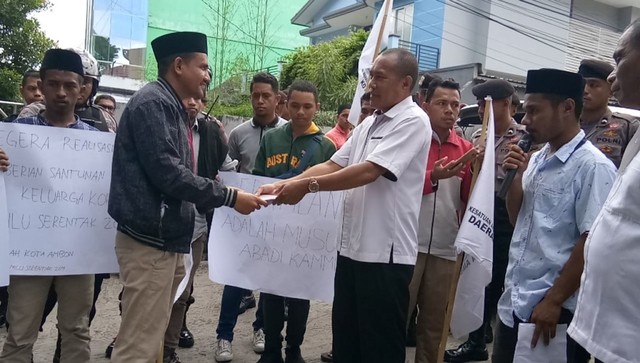 Penyerahan Tuntutan KAMMI Kota Ambon. (20/5). Dok : KAMMI Kota Ambon