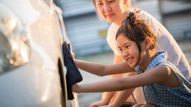 anak dan ibu mencuci mobil Foto: Shutterstock