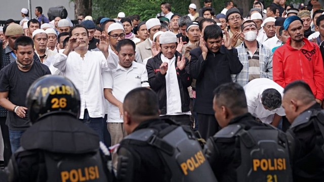 Massa pengunjuk rasa melakukan salat Ashar di Jalan MH Thamrin. Foto: Jamal Ramadhan/kumparan