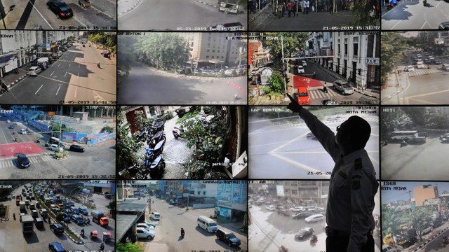 Petugas Dishub memantau aktivitas lalu lintas melalui CCTV di Area Traffic Control System (ATSC) Medan. Foto: Antara/Septianda Perdana