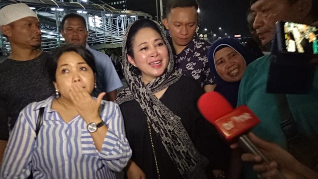 Titiek Soeharto saat menjawab pertanyaan awak media di depan Bawaslu. Foto: Andreas Ricky Febrian/kumparan