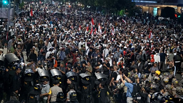 Suasana aksi damai di depan kantor Bawaslu, Jalan MH Thamrin, Jakarta Pusat, Selasa (21/5). Foto: Iqbal Firdaus/kumparan