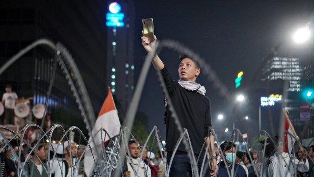 Suasana aksi damai di depan kantor Bawaslu, Jalan MH Thamrin, Jakarta Pusat, Selasa (21/5). Foto: Iqbal Firdaus/kumparan