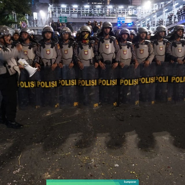 Polisi membubarkan massa aksi dari depan Bawaslu Foto: Jamal Ramadan/kumparan