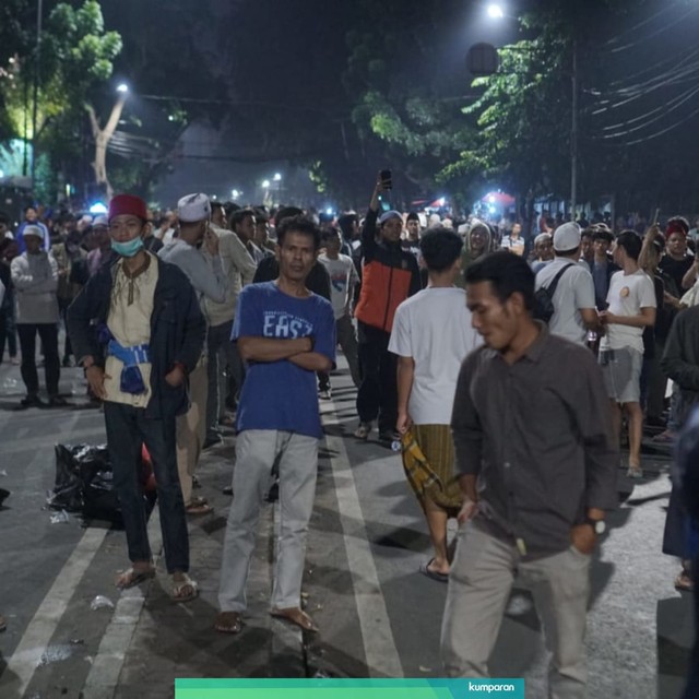 Massa aksi bertahan dan belum meninggalkan Bawaslu Foto: Iqbal/kumparan
