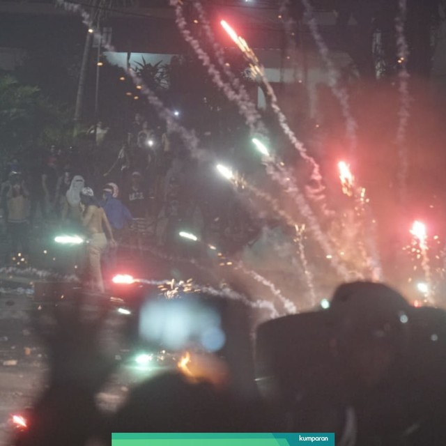 Polisi pukul mundur massa ricuh di kawasan Tanah Abang Foto: Iqbal/kumparan