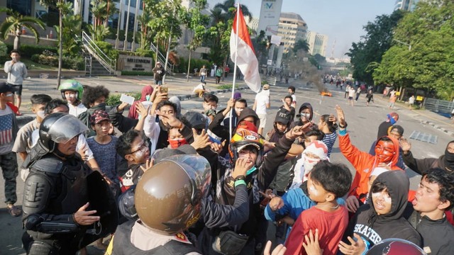 Polisi berdiskusi dengan massa aksi di Tanah Abang. Foto: Irfan Adi Saputra/kumparan