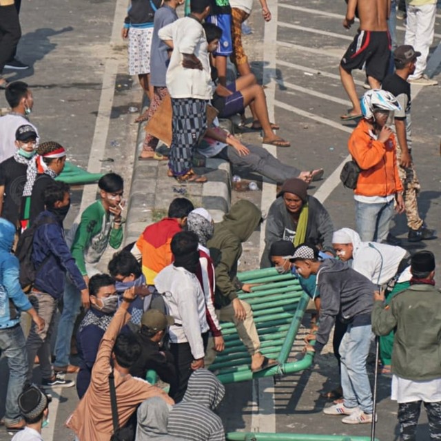Massa merusak fasilitas umum di kawasan Jati Baru. Foto: Irfan Adi Saputra/kumparan
