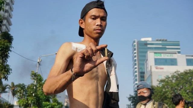 Seorang warga memperlihatkan selongsong peluru di kawasan Tanah Abang. Foto: Irfan Adi Saputra/kumparan