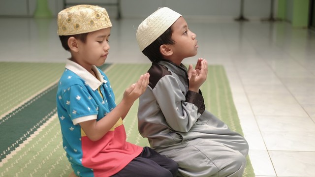 Anak salat tarawih di masjid. Foto: Shutterstock