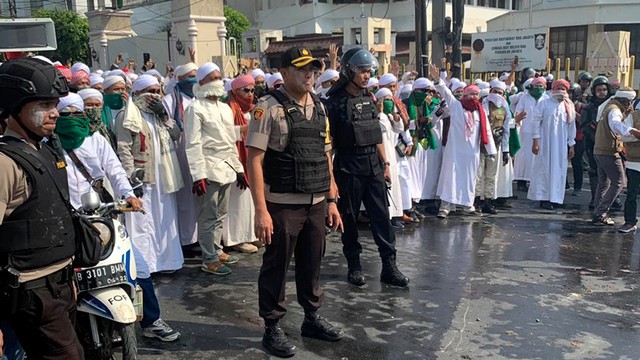 Kapolres Jakbar bersama ulama FPI halau rusuh di Petamburan. Foto: Dok. Istimewa