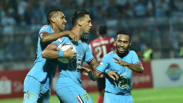 Para pemain Persela Lamongan merayakan gol  ke gawang Madura United. Foto: Syaiful Arif/Antara