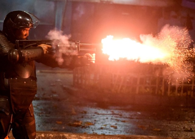 Petugas kepolisian menembakan gas air mata ke arah massa aksi saat terjadi bentrokan di kawasan Tanah Abang. Foto: Antara/Muhammad Adimaja