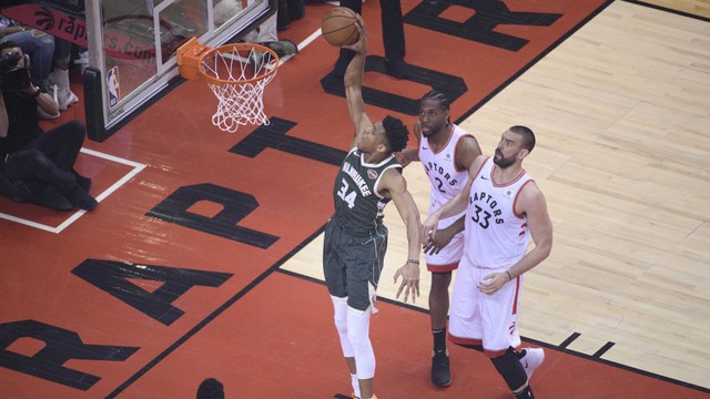 Giannis Antetokounmpo melakukan dunk ke ring Raptors. Foto: Nick Turchiaro-USA TODAY Sports via Reuters