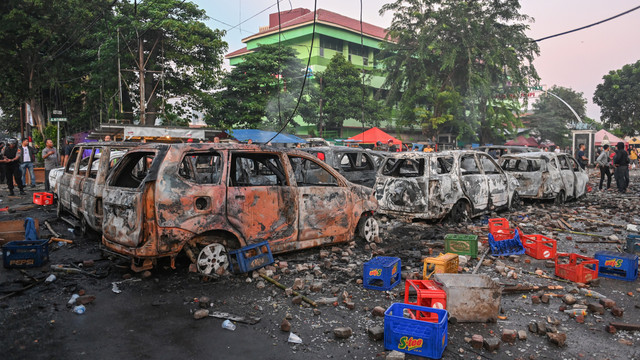 Sejumlah mobil yang terbakar akibat kericuhan yang terjadi di Komplek Brimob Petamburan, Jakarta, pasca pengumuman hasil Pemilu 2019. Foto: AFP/Bay Ismoyo